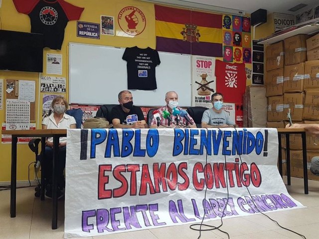 Rueda de prensa del marinero gallego Pablo Costas, acompañado por familiares y por Manolo Camaño (CUT), a su llegada a Madrid tras 11 meses retenido en Yemen bajo una acusación de supuesta pesca ilegal.