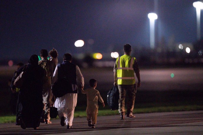 26 August 2021, United Kingdom, Brize Norton: British nationals and Afghan evacuees depart a flight from Afghanistan at RAF Brize Norton, in the aftermath of the Taliban takeover. Photo: Jacob King/PA Wire/dpa