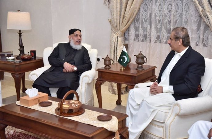Uno de los jefes de la ofician política de los talibán, Muhamad Abbas Stanakzai, conversa con el embajador de Pakistán en Qatar, Syed Ahsan Raza Shah.