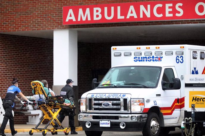 01 September 2021, US, Dunedin: A patient is transported into the Harris Emergency Entrance by Sunstar emergency workers at Mease Dunedin Hospital. Photo: Douglas R. Clifford/Tampa Bay Times via ZUMA Press/dpa
