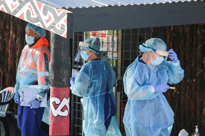 21 August 2021, New Zealand, Christchurch: Health staff work at a Covid testing station in Christchurch amid the outbreak of the coronavirus Delta variant. Prime Minister Jacinda Ardern yesterday placed areas outside Auckland and Coromandel into a furth