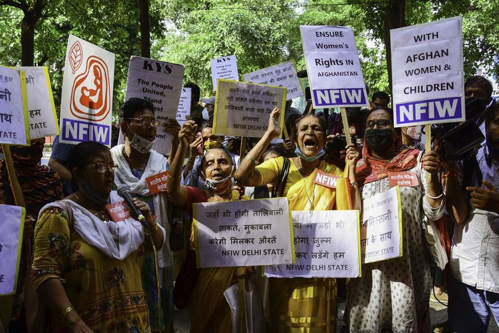 Refugiadas afganas exigiendo el respeto de las mujeres por parte de los talibán