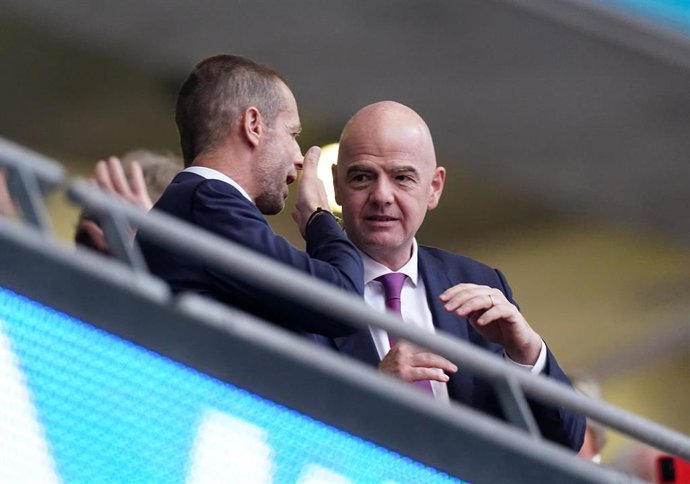Archivo - El presidente de la UEFA, Aleksander Ceferin, junto al presidente de la FIFA, Gianni Infantino