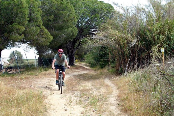 Un ciclista recorre con su bici un paraje natural