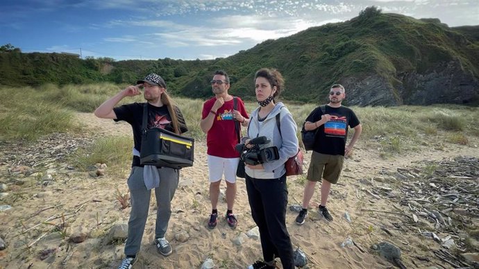 El cineasta gijonés Roberto F. Canuto, junto a parte del equipo del rodaje de la producción asturchina  'Circulos sobre agua, bajo nubes de algodón', que grabará en Asturias junto al realizador chino Xu Xiaoxi