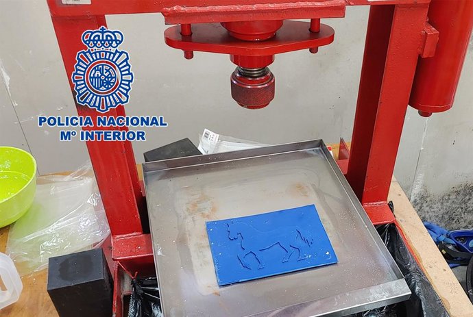 Policía Nacional desmanteal dos laboratorios químicos en la localidad madrileña de El Molar con capacidad para producir 300 kilos de cocaína al mes
