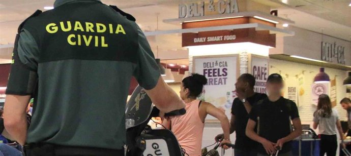 Archivo - Un agente de la Guardia Civil en el aeropuerto de Palma.