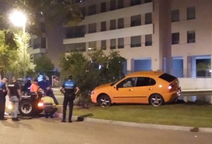 Vehículo abandonado en la rotonda de la calle Kilimanjaro, en el barrio vallisoletano de Pinar de Jalón.