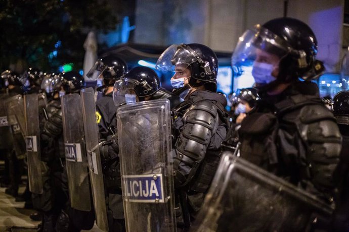 Archivo - 09 October 2020, Slovenia, Ljubljana: Riot police stand on guard during an anti-government protest. For the 25th consecutive Friday, people in Ljubljana protested against the government of Prime Minister Janez Jansa amid continuous reports of 