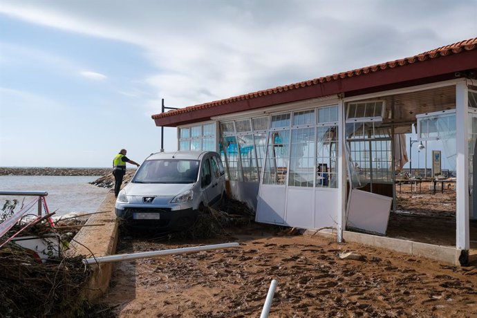 Un cotxe i una terrassa destrossats després del pas de la tempesta d'aquest dimecres en el municipi d'Alcanar (Tarragona), a 2 de setembre de 2021