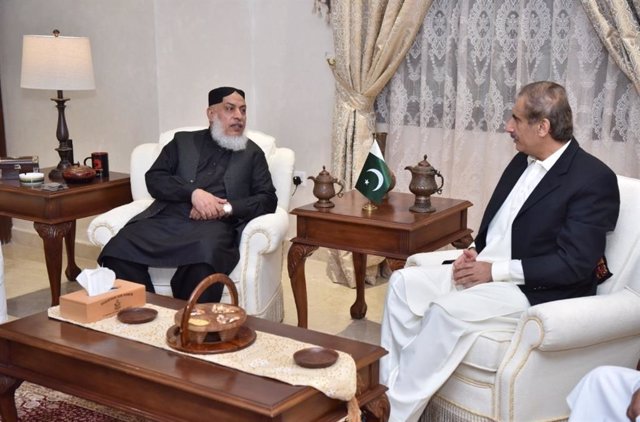 Uno de los jefes de la oficina política de los talibán, Muhamad Abbas Stanakzai, conversa con el embajador de Pakistán en Qatar, Syed Ahsan Raza Shah.