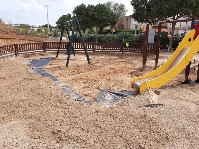 Arenero en una área de juegos infantiles de un parque en Palma.