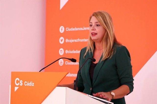 La secretaria autonómica de Programas de Ciudadanos (Cs) en Andalucía, Elena Sumariva, en rueda de prensa.