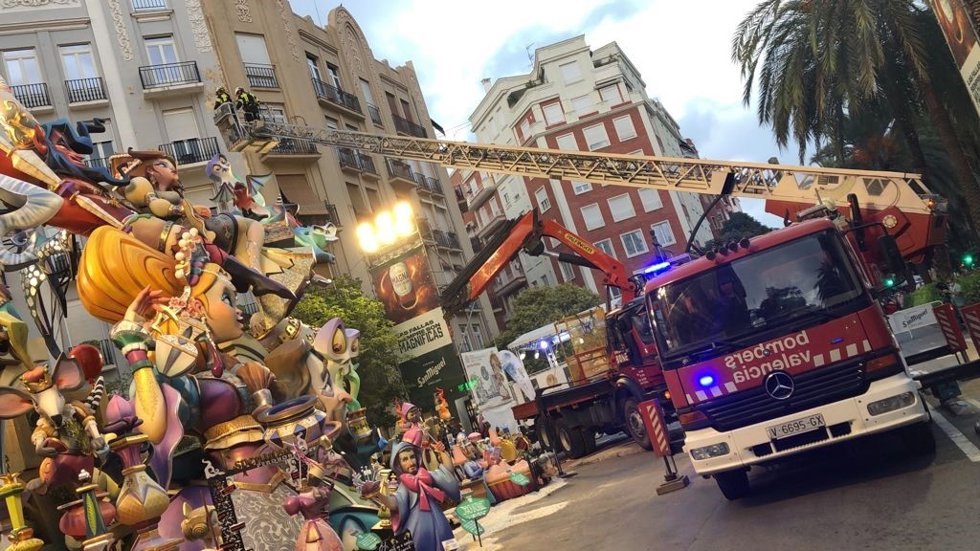 Imagen del trabajo de los bomberos para estabilizar la falla Reino de Valncia-Duque de Calabria