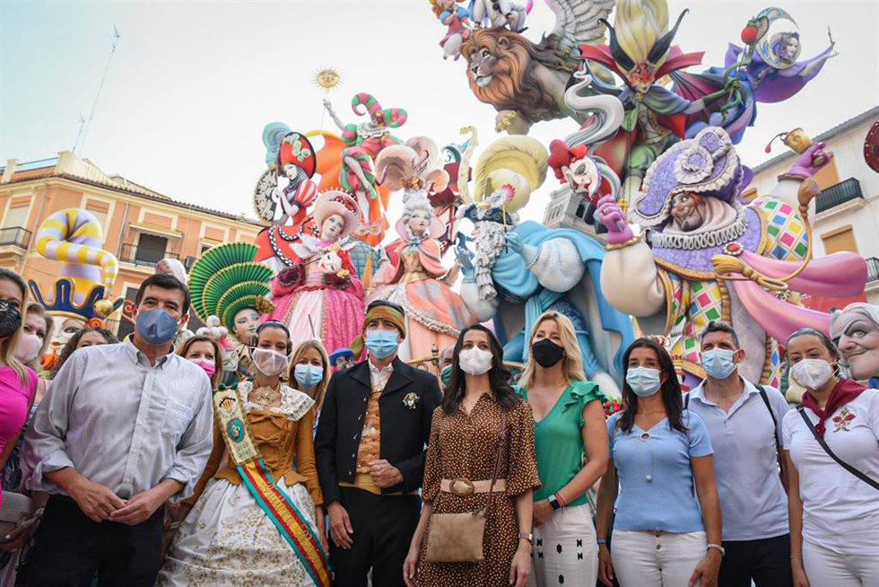 La presidenta de Ciudadanos, Inés Arrimadas (centro), durante una visita la falla de Convento Jerusalén, primer premio sección especial de las Fallas 2021.