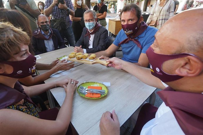 E alcalde de Valladolid, Óscar Puente, durante la inauguración de la Tapa de Ferias 2021, a la que ha asistido acompañado de la concejal de Cultura y Turismo, Ana Redondo, así como de otros miembros de la corporación municipal.