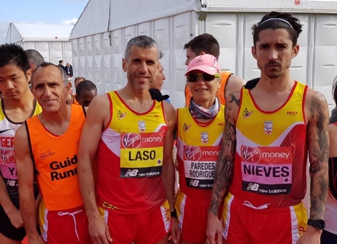 Archivo - Alberto Suárez, Mari Carmen Paredes y Gustavo Nieves antes de un maratón
