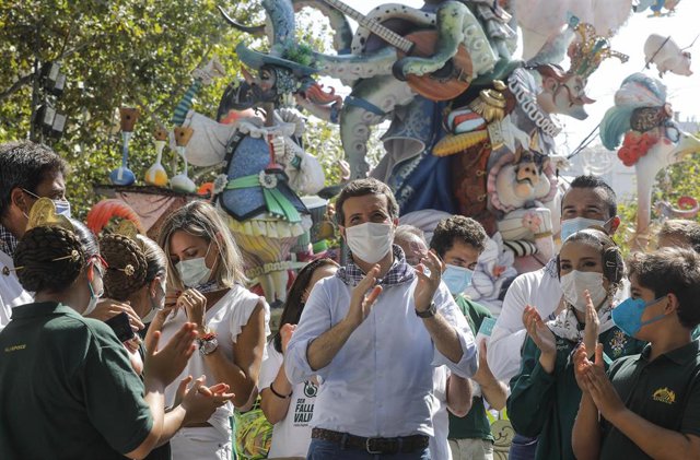 El presidente del PP, Pablo Casado, durante su visita a la Falla Exposició-Misser Mascó.