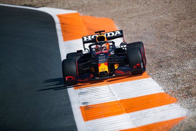 33 VERSTAPPEN Max (nld), Red Bull Racing Honda RB16B, action during the Formula 1 Heineken Dutch Grand Prix 2021, 13th round of the 2021 FIA Formula One World Championship from September 3 to 5, 2021 on the Circuit Zandvoort, in Zandvoort, Netherlands -