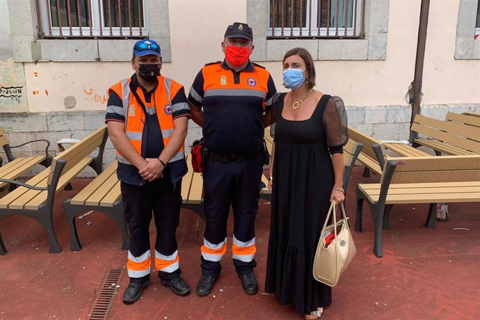 La consejera de Presidencia, Paula Fernández, con voluntarios de Protección Civil.