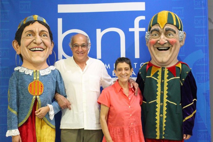 El Ayuntamiento de Binéfar dedica sus últimos cabezudos a los Titiriteros.