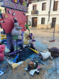 Arde parte de la falla infantil de la comisión Plaza Patraix de València de modo inesperado