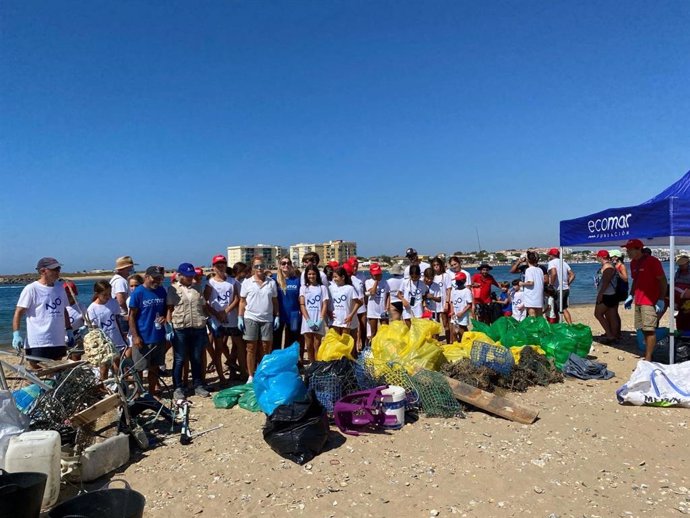 Voluntarios que han participado en la jornada de limpieza de las costas