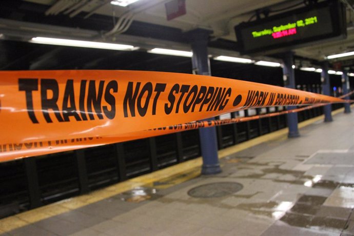 01 September 2021, US, New York: A barrier tape hangs on a railway track in a subway station after heavy rainfall. Due to heavy flooding after a storm, the city of New York has imposed a travel ban within the metropolis of millions. Photo: Niyi Fote/The