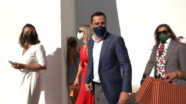 El presidente de la Junta de Andalucía, Juanma Moreno, asiste a la Corrida Goyesca de Ronda (Málaga).