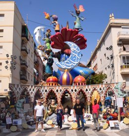 Imagen de la falla de la comisión Duque de Gaeta-Pobla de Farnals de València con los elementos que se salvarán del fuego en la 'cremà' a petición de la comunidad musulmana.