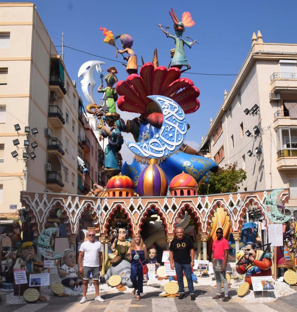 Imagen de la falla de la comisión Duque de Gaeta-Pobla de Farnals de Valncia con los elementos que se salvarán del fuego en la 'crem' a petición de la comunidad musulmana.