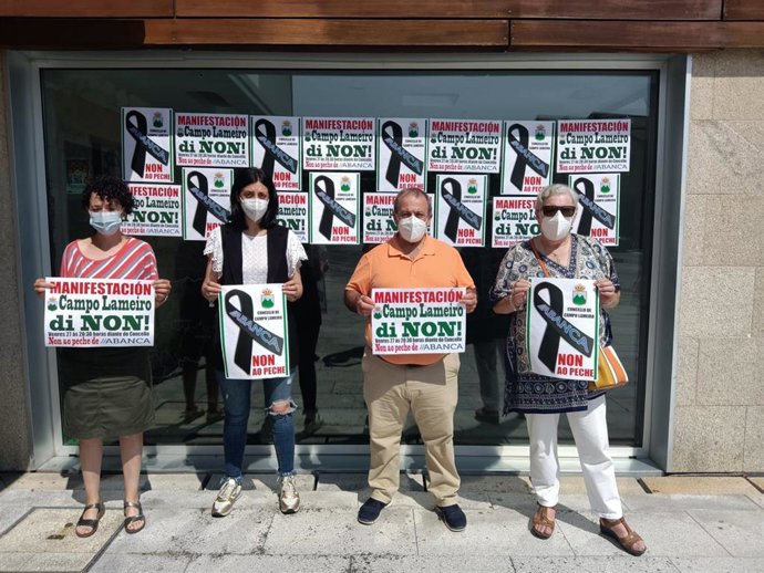 Crespóns negros en protesta contra o peche da sucursal bancaria en Campo Lameiro