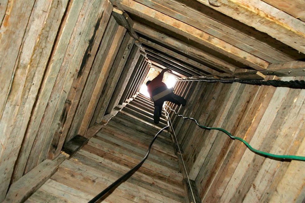 Acceso a un túnel bajo la frontera entre la Franja de Gaza y Egipto