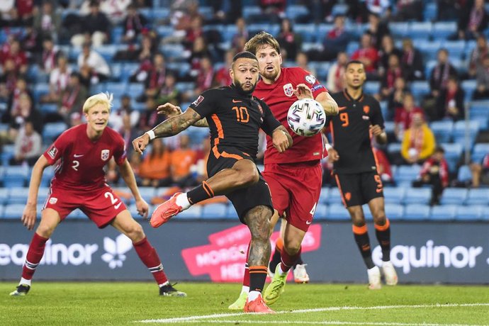 01 September 2021, Norway, Oslo: Netherlands' Memphis Depay (L) and Norway's Stefan Strandberg battle for the ball during the 2022 FIFA World Cup European Qualifying soccer match between Norway and the Netherlands at Ullevaal Stadium. Photo: Fredrik Var