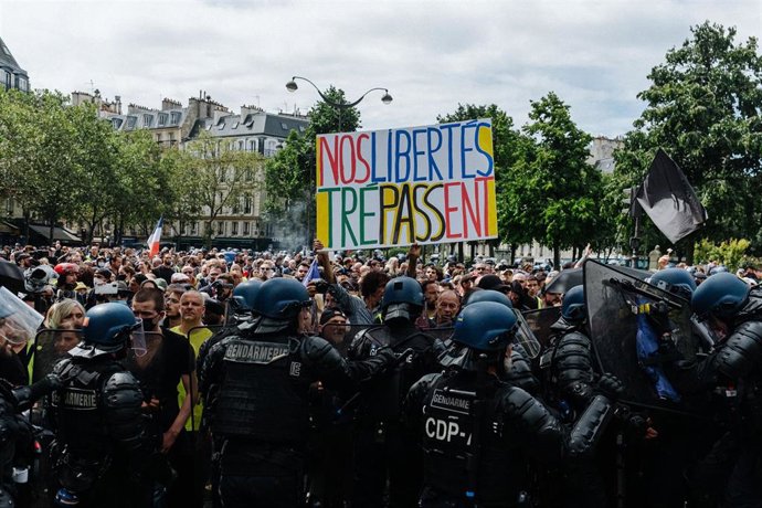 Miles de personas participan en una protesta contra medidas ante la pandemia en Francia.