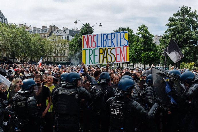 07 August 2021, France, Paris: Thousands of people take part in a protest against stricter coronavirus rules and compulsory vaccinations for hospital and nursing home workers. On Thursday, 5 August 2021, France's Constitutional Council approved the cont