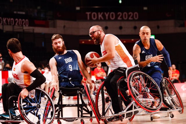 Asier García intenta penetrar en el duelo entre la selección española de baloncesto en silla y Gran Bretaña de los Juegos Paralímpicos de Tokio