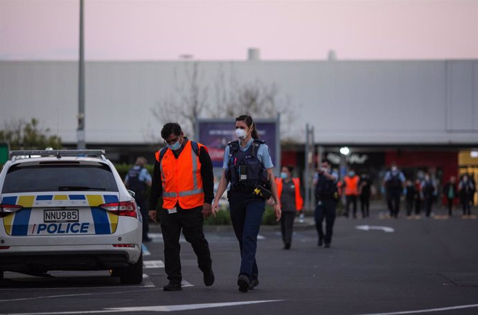 Policía monta guardia cerca del supermercado New Lynn en Auckland, Nueva Zelanda, 3 de septiembre de 2021.
