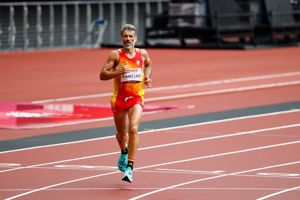 El atleta española Alberto Suárez entra en el estadio durante el maratón de los Juegos Paralímpicos de Tokio