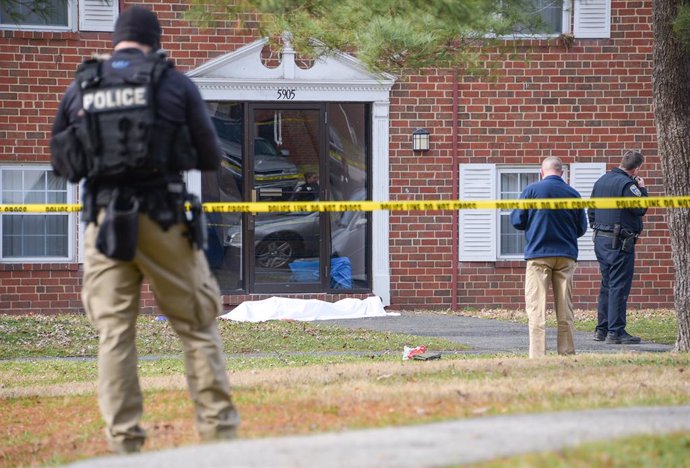 Archivo - 12 February 2020, US, Baltimore: Baltimore Police investigate a crime scene which appears to show a body covered under a white blanket outside of an apartment in Northeast Baltimore, where a suspect shot two members of a police task force in t