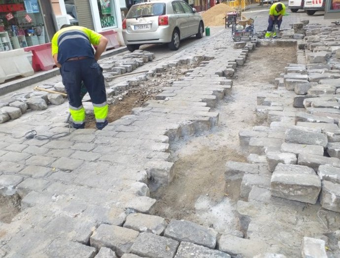 Labores de renovación del adoquinado en mal estado en la calle Alfonso XII