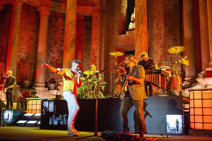 Actuación de Love of Lesbian en el Stone&Music Festival de Mérida 2021