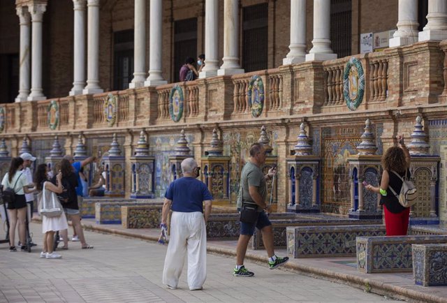 Turistas pasean por la Plaza de España en Sevilla (Foto de archivo)