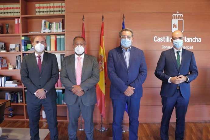 El consejero de Sanidad, Jesús Fernández Sanz, y el rector de la UCLM, Julián Garde, firman un convenio mediante el cual el nuevo Hospital Universitario de Toledo acogerá la docencia clínica de estudios de Medicina a partir de tercero en el curso 2023-2