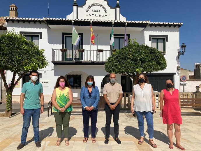 La diputada de Bienestar Social, Olvido de la Rosa, junto al alcalde y concejales de Otura.