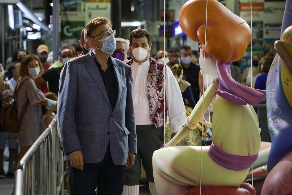 El 'president' de la Generalitat, Ximo Puig, durante su visita a la falla Vilanova en Gandia (Valencia)