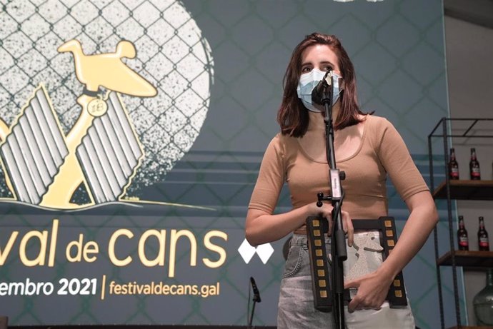 La directora Noelia Muíño recoge un premio en el XVIII Festival de Cans, en O Porriño (Pontevedra).