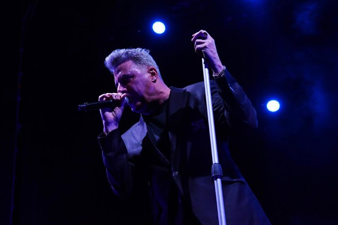 El cantante Loquillo, sobre el escenario de los Jardines del Conde de Tomares