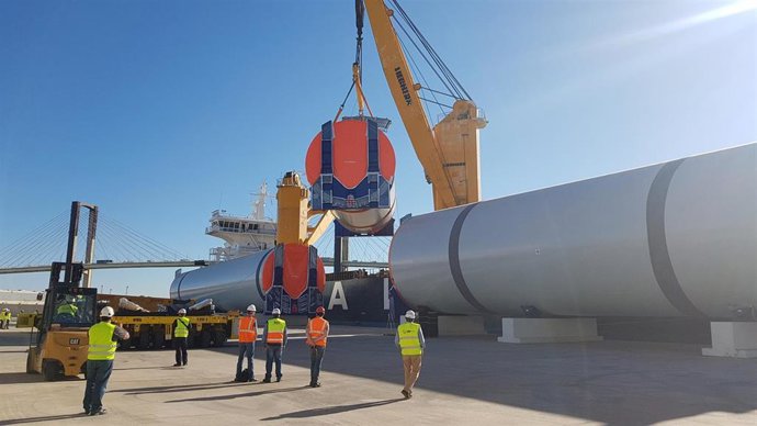 Archivo - Carga en el puerto de Sevilla de las secciones de una torre eólica marina