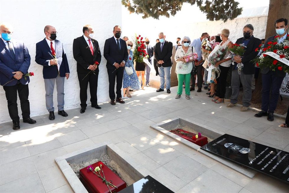 El presidente de Aragón asiste al homenaje a María Domínguez y al acto de reinhumación de sus restos, en Fuendejalón (Zaragoza).